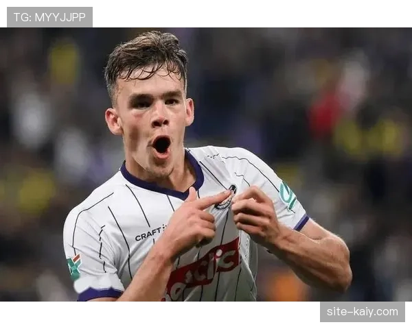 特写：图卢兹老将达林加罚丢点球后掩面，对手上前安慰